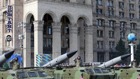 Panzer fahren über den Maidan in Kiew