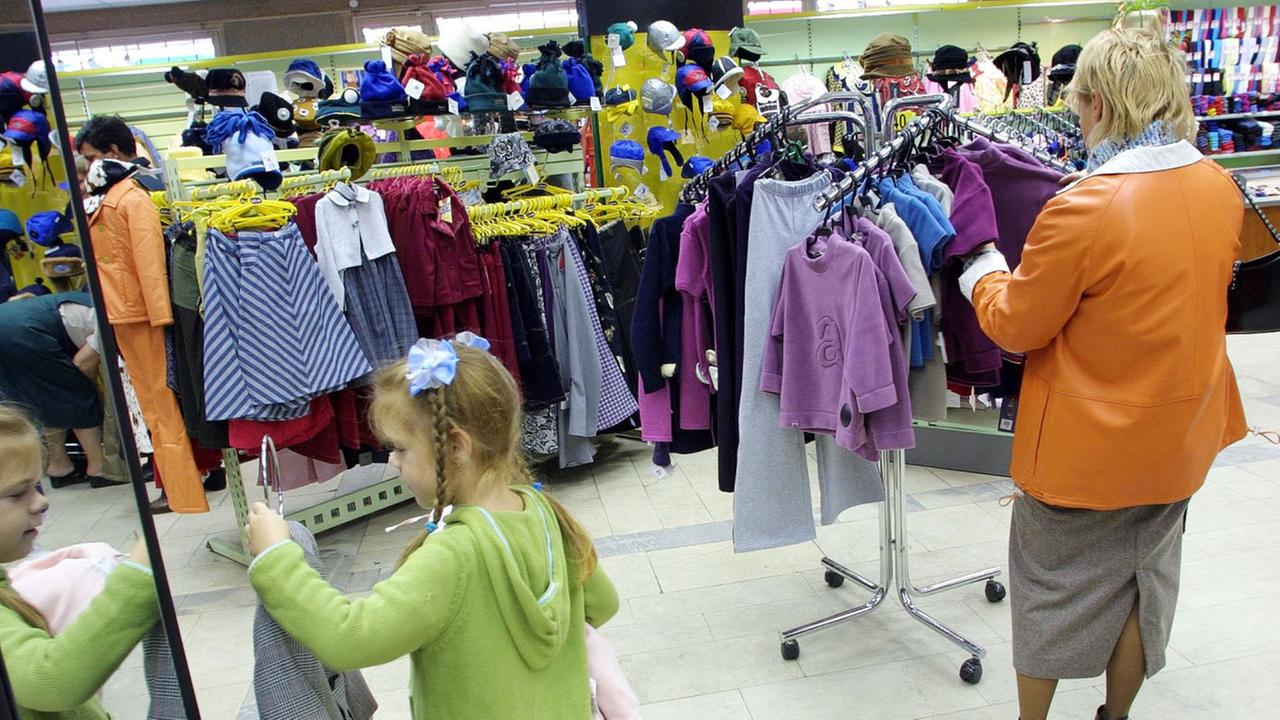 Eine Mutter sucht Kleidung für ihr Kind im "Children's World Department Store" in Moskau.