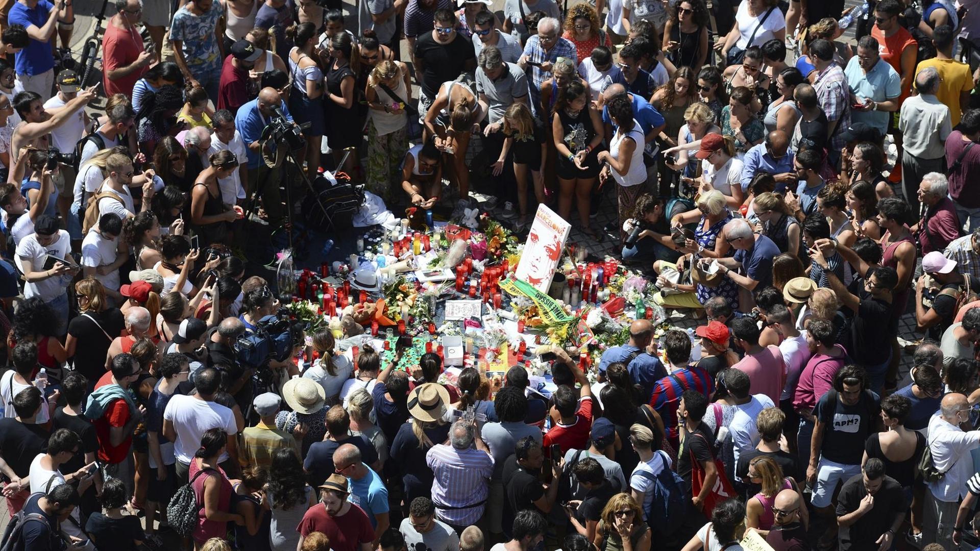 Menschen legen am Tatort in Barcelona Blumen, Plüschtiere und viele andere Dinge nieder, um der Toten der Anschläge zu gedenken.