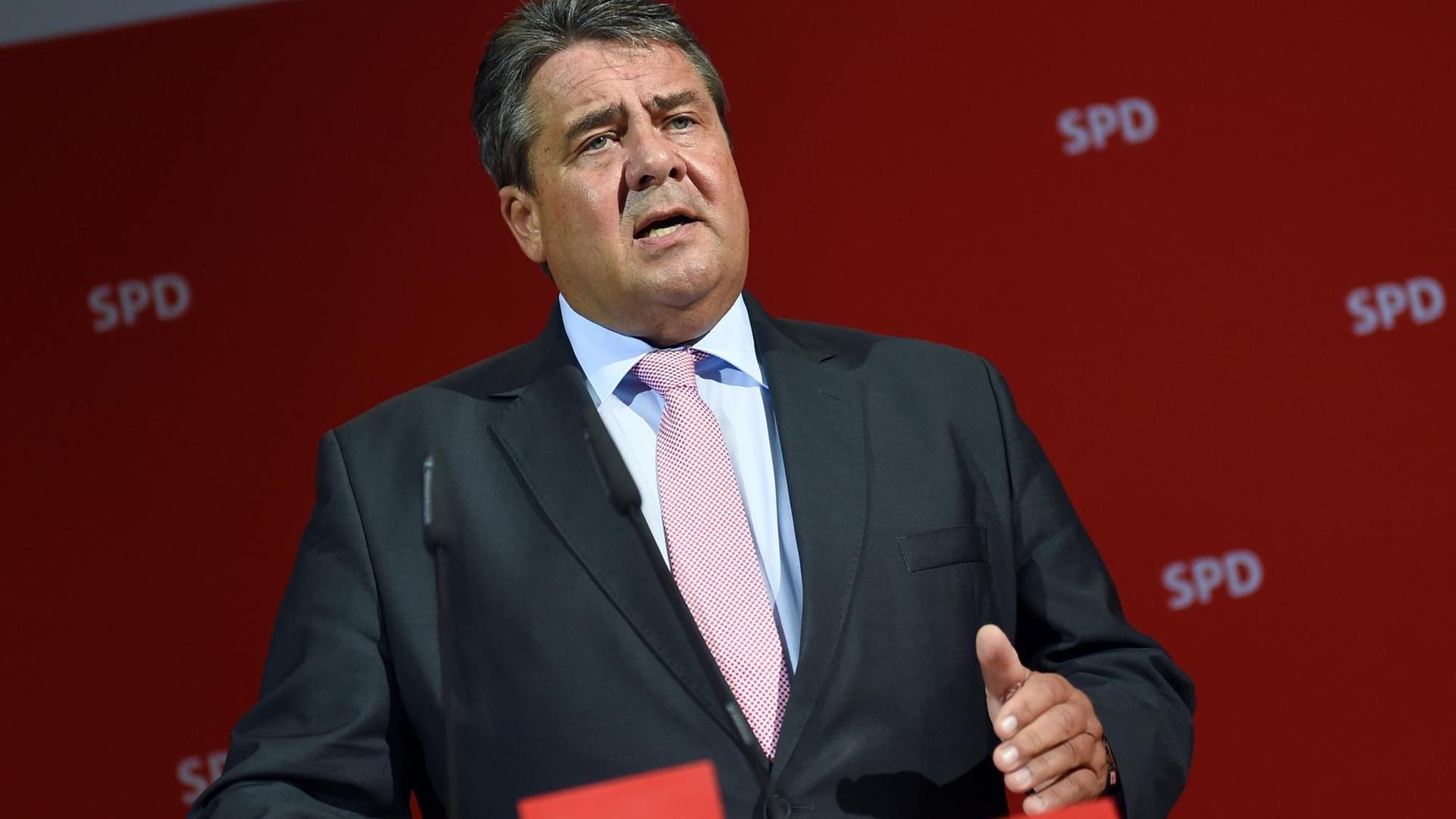 Der SPD-Parteivorsitzende Sigmar Gabriel spricht im Willy-Brandt-Haus in Berlin.
