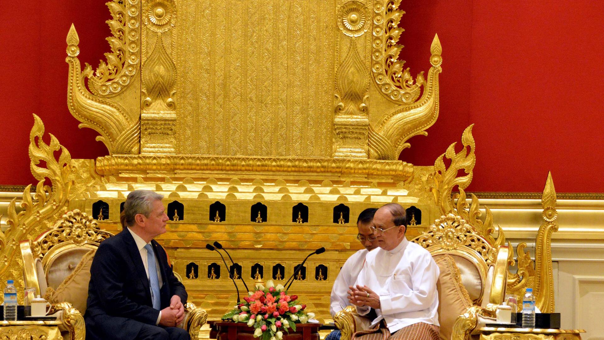 Myanmars Präsident Thein Sein spricht mit Deutschlands Bundespräsidenten Joachim Gauck in Naypyitaw, Myanmar, am 10. Februar 2014. Gauck ist auf seiner ersten Reise in Myanmar.