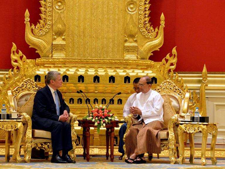 Myanmars Präsident Thein Sein spricht mit Deutschlands Bundespräsidenten Joachim Gauck in Naypyitaw, Myanmar, am 10. Februar 2014. Gauck ist auf seiner ersten Reise in Myanmar.