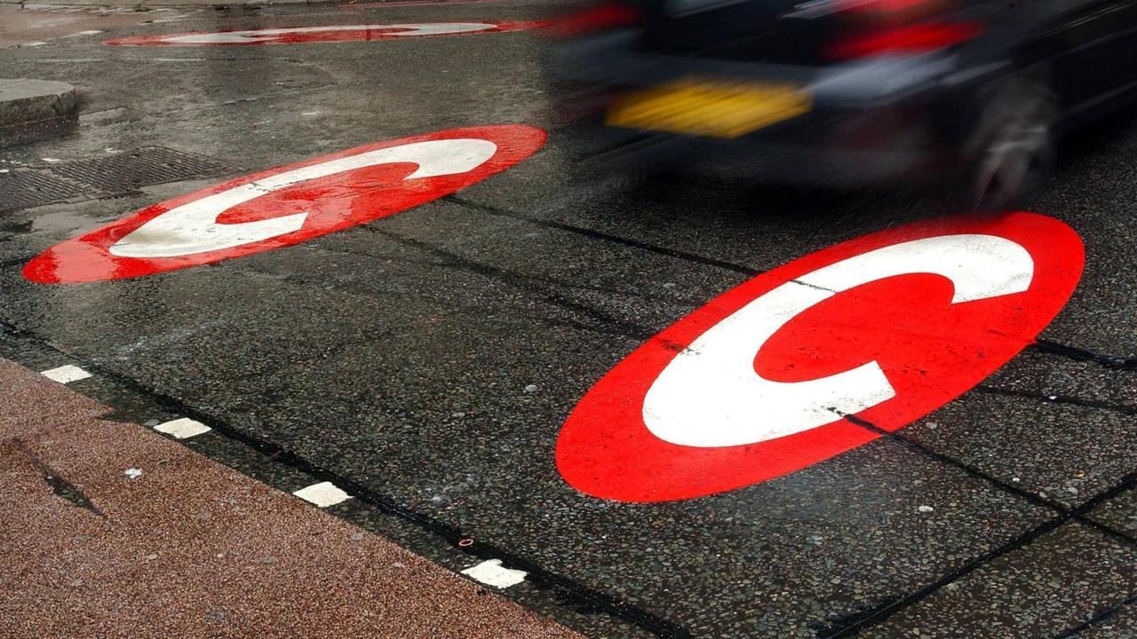 Eine Straßenmarkierung weist auf gebührenpflichtige Gebiete in Londons Zentrum hin.
