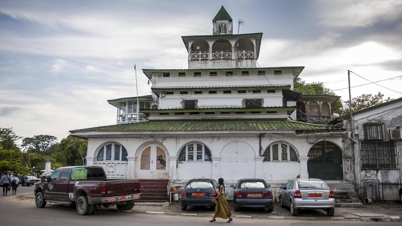 Der heruntergekommene alte Palast von König Douala Manga Bell an einer Straßenecke in der Region Douala in Kamerun.