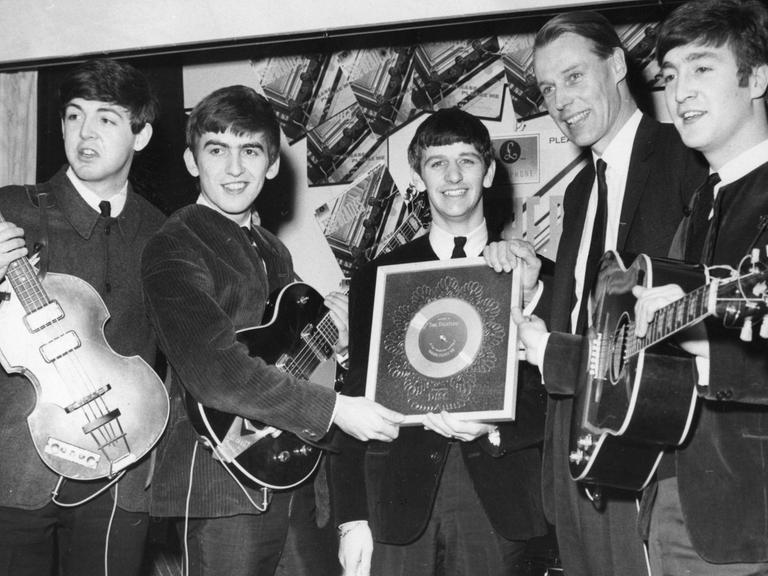 Zu sehen sind Paul McCartney, George, Harrison, Ringo Starr, George Martin und John Lennon im Jahr 1963