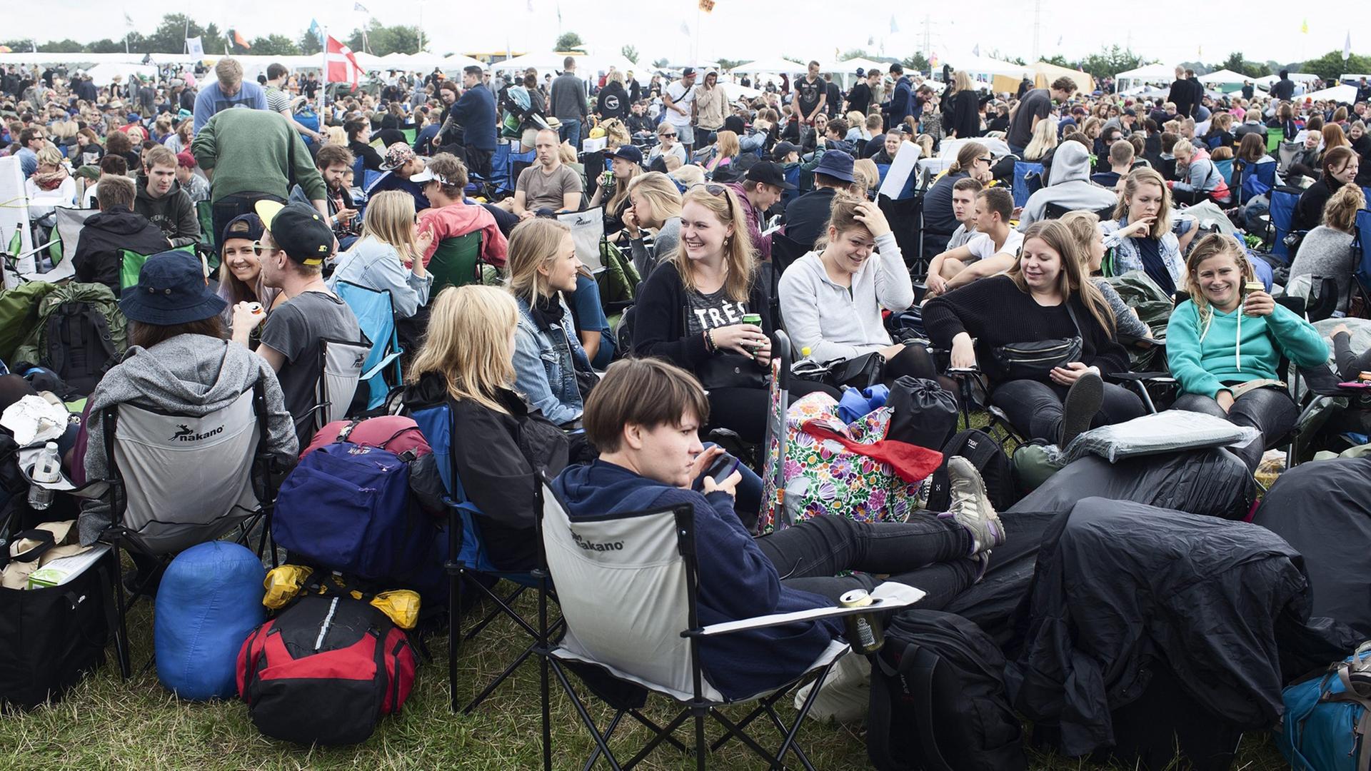 Besucher warten auf die Eröffnung des Festivals in Roskilde.