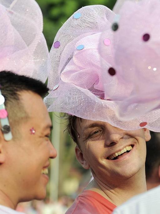 Homosexuelle Teilnehmer bei einer "Pink Dot" Demonstration in Singapur mit rosa Tüll auf dem Kopf, um die LGBT Bewegung zu unterstützen, Juni 2013.
