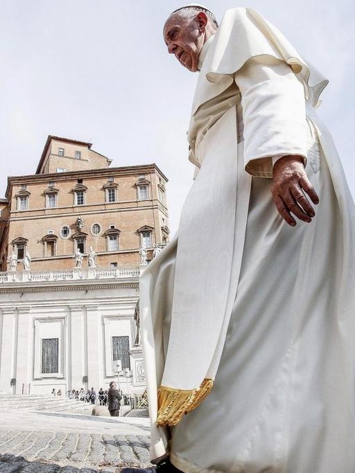 Papst Franziskus läuft über den Petersplatz in Rom