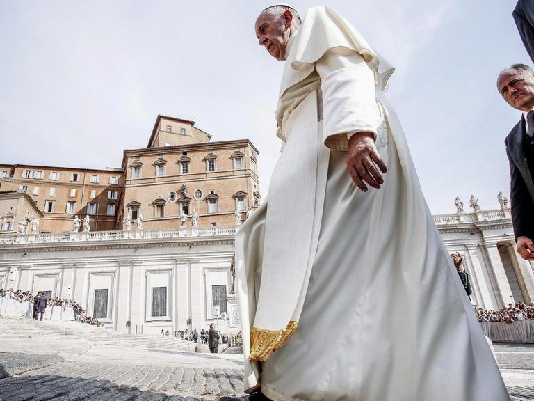 Papst Franziskus läuft über den Petersplatz in Rom
