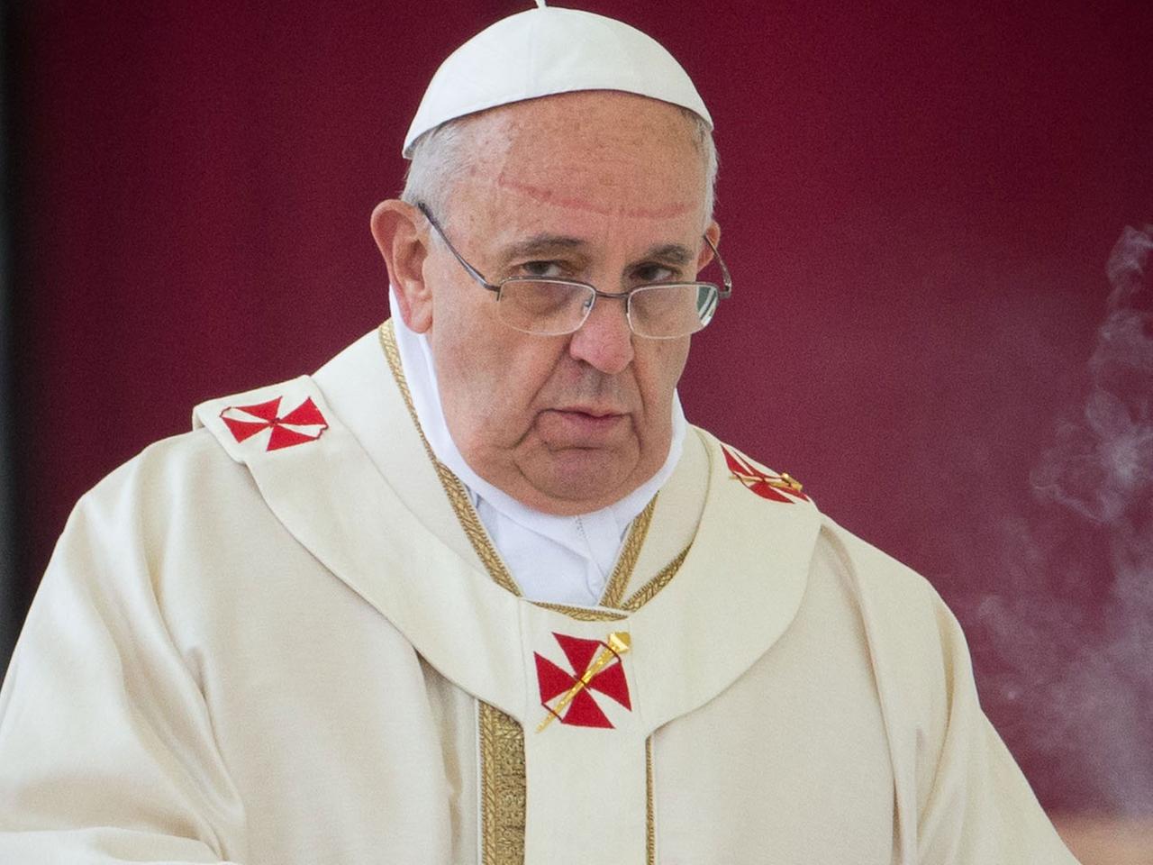 Papst Franziskus schaut nachdenklich am 27.04.2014 vor einer roten Wand auf dem Petersplatz in Rom.