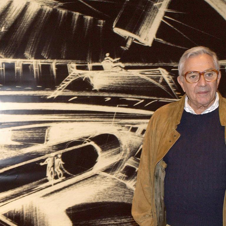 Der Filmausstatter und Designer Ken Adam, hier im Oktober 2002 in seiner Ausstellung "Ken Adam - Visionäre Filmwelten" im Martin-Gropius-Bau in Berlin