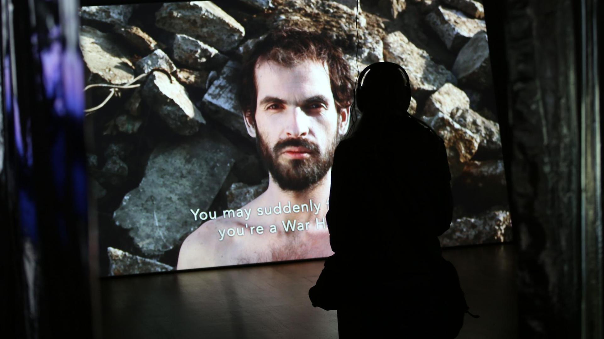 Ein Frau betrachtet am 14.02.2017 in Bonn im Rahmen der Videonale im Kunstmuseum das Video "As much as anyone" von Banjamin Ramirez Perez.