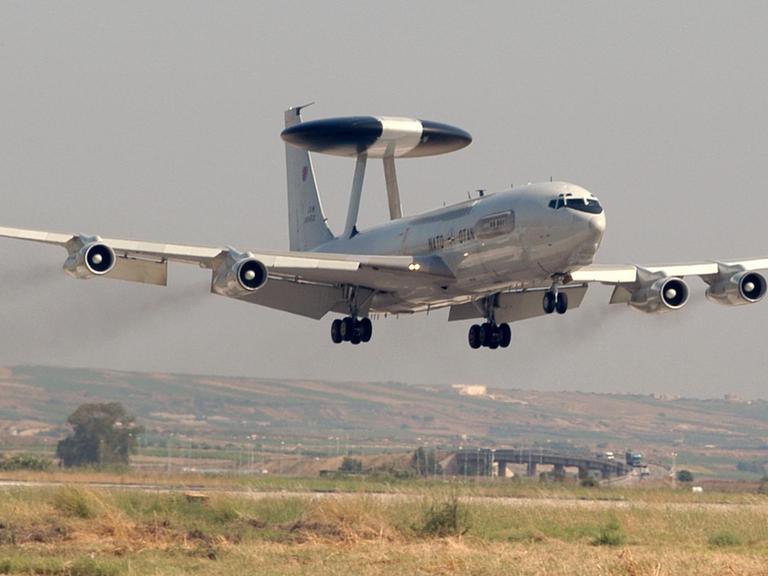 Ein Handout der Nato zeigt ein Awacs-Aufklärungsflugzeug auf dem Flughafen des vorgeschobenen Militärstützpunkts in Konya.