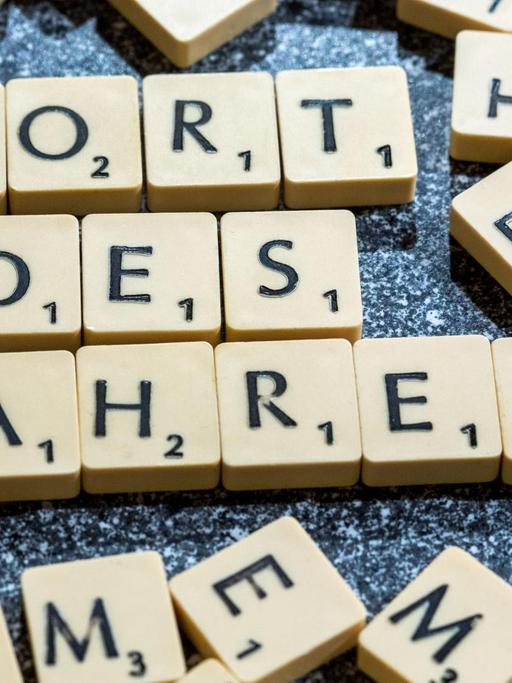 Aus Scrabble-Buchstaben wurde "Das Wort des Jahres" gelegt.