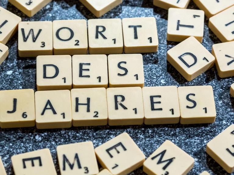 Aus Scrabble-Buchstaben wurde "Das Wort des Jahres" gelegt.