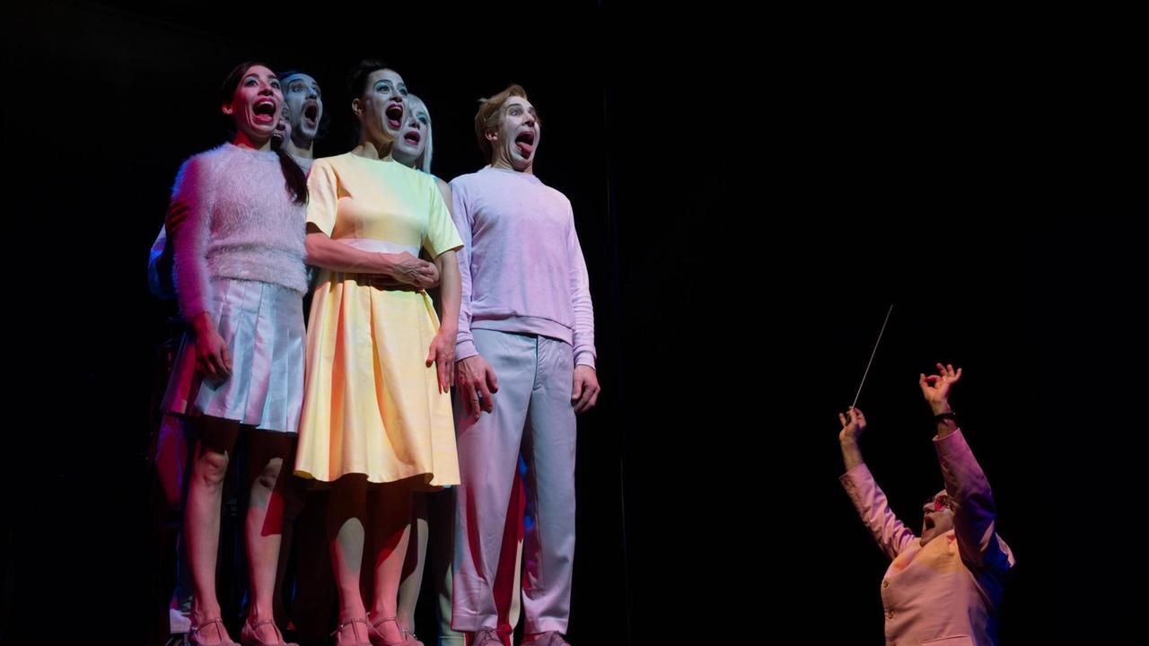 Carol Schuler (li.) in pastellfarbener Kleidung bei der Herbert-Fritsch-Inszenierung "Null" in der Schaubühne.