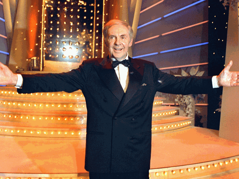 Harald Juhnke "in Echt" bei der Aufzeichnung seiner Gala "Typisch Juhnke" 1999. Mit ausholender Geste lädt der Showstar zur Aufzeichnung der Fernsehgala "Typisch Juhnke" in Hamburg ein.