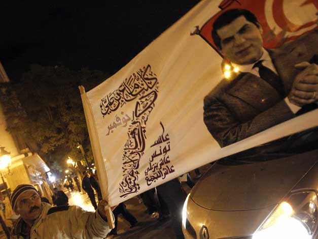 14. Januar 2011: Nach der Fernsehansprache, in der Tunesiens Präsident Ben Ali Reformen versprochen hatte, jubeln Unterstützer in Tunis