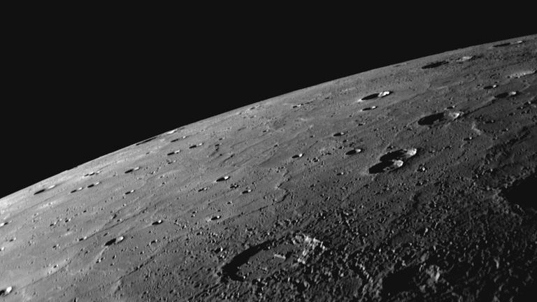 Der Horizont des Planeten Merkur, aufgenommen von der NASA-Sonde Messenger im September 2009