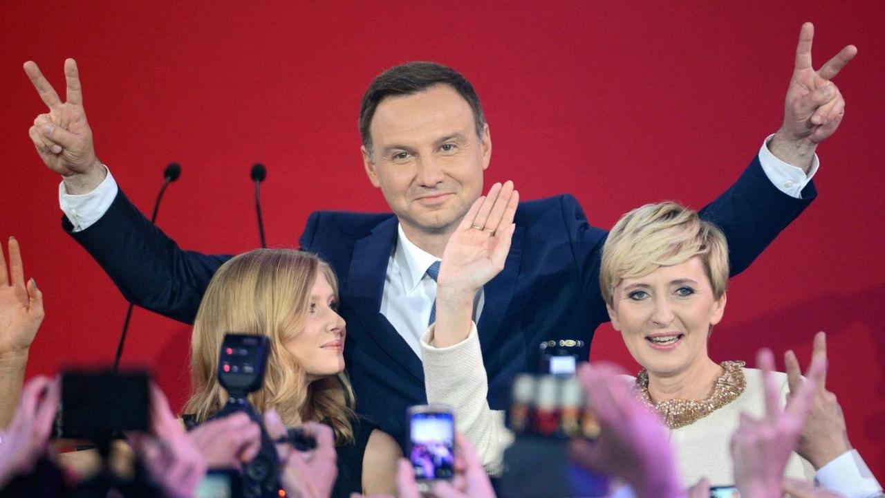Der nationalkonservative polnische Politiker Duda zeigt bei einer Wahlparty das Victory-Zeichen
