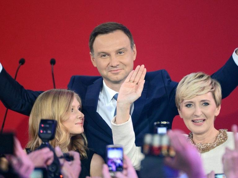 Der nationalkonservative polnische Politiker Duda zeigt bei einer Wahlparty das Victory-Zeichen