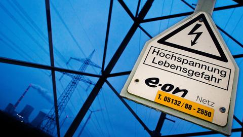 Ein Schild "Hochspannung Lebensgefahr" mit dem Schriftzug von Eon Netz am Kohlekraftwerk Mehrum in Hohenhameln im Landkreis Peine (Niedersachsen).