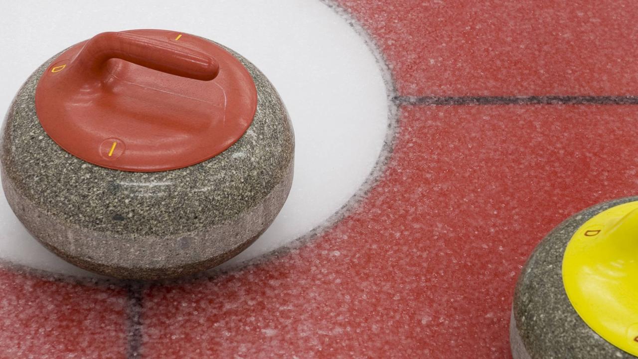 Curling rocks ,die Spielsteine aus Granit, auf einer Spielfläche mit Eis.