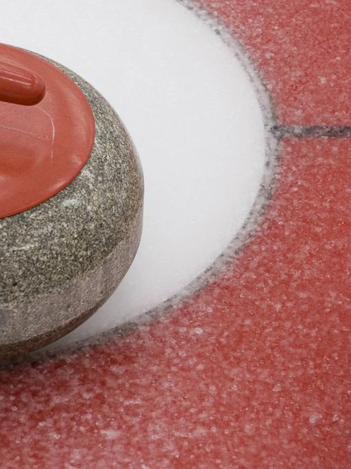 Curling rocks ,die Spielsteine aus Granit, auf einer Spielfläche mit Eis.