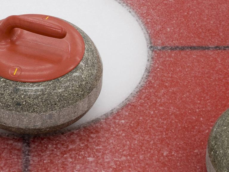 Curling rocks ,die Spielsteine aus Granit, auf einer Spielfläche mit Eis.