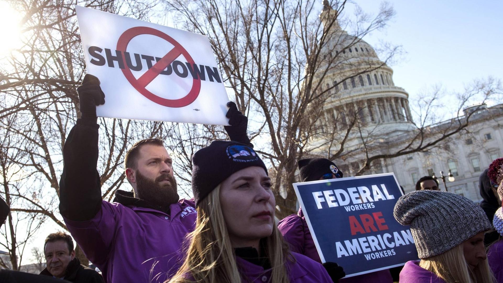 Demonstranten fordern vor dem Kapitol in Washington D.C. ein Ende des "Shutdowns".