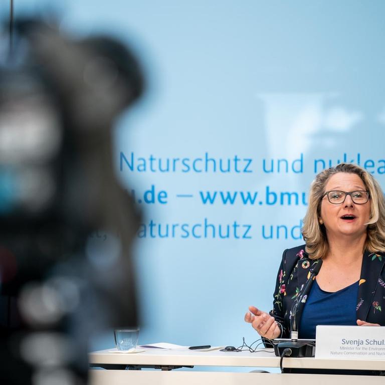 27.04.2020, Berlin: Svenja Schulze (SPD), Bundesministerin für Umwelt, Naturschutz und nukleare Sicherheit, sitzt hinter einem Schreibtisch. Im Vordergrund ist eine Videokamera zu sehen.