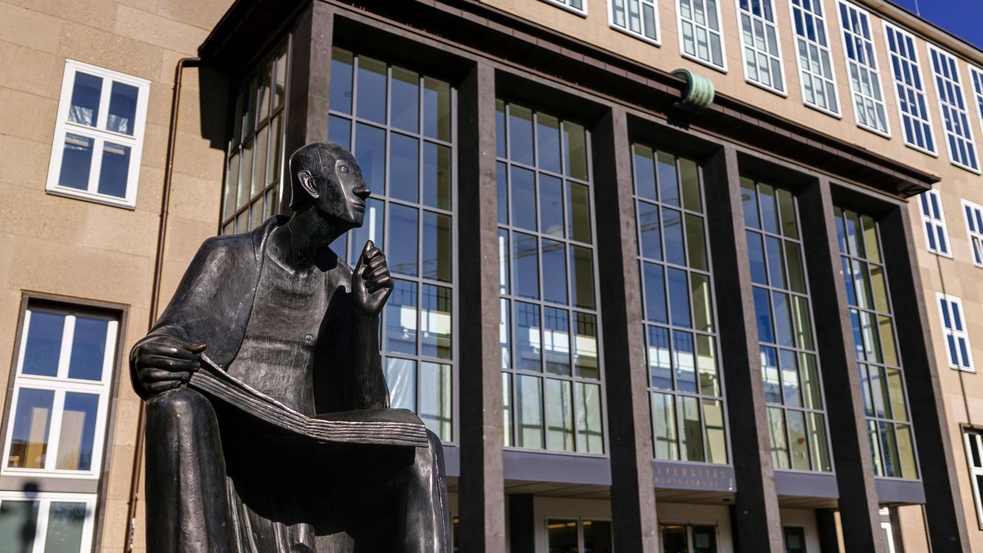 Der Eingang der Universität Köln mit einer Albertus-Magnus-Statue.