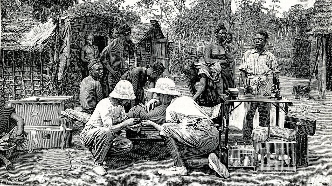 Zwei weiße Ärzte nehmen eine Blutprobe bei einem liegenden Tsetse-Patienten, im Hintergrund die zuschauenden Dorfbewohner. Illustration aus dem Magazin La Nature vom 14.11.1903