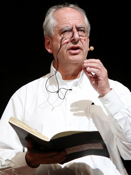 Der südafrikanische Multimedia-Künstler William Kentridge steht am 30.01.2014 bei einer Fotoprobe des Theaterstücks "Drawing Lessons / Refuse the Hour" im Schauspielhaus in Hamburg auf der Bühne.