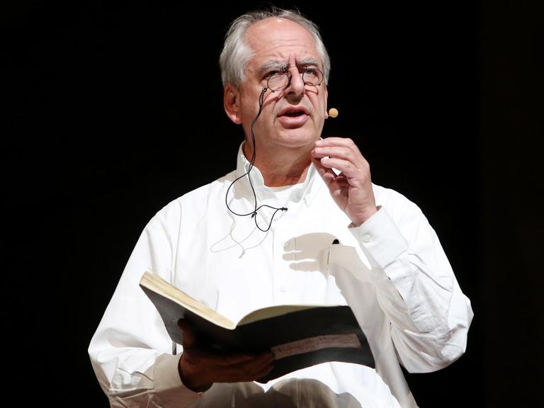 Der südafrikanische Multimedia-Künstler William Kentridge steht am 30.01.2014 bei einer Fotoprobe des Theaterstücks "Drawing Lessons / Refuse the Hour" im Schauspielhaus in Hamburg auf der Bühne.
