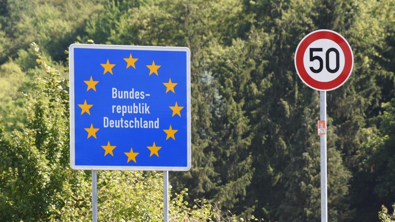 Zu sehen ist das blaue Grenzschild mit der Aufschrift "Bundesrepublik Deutschland".