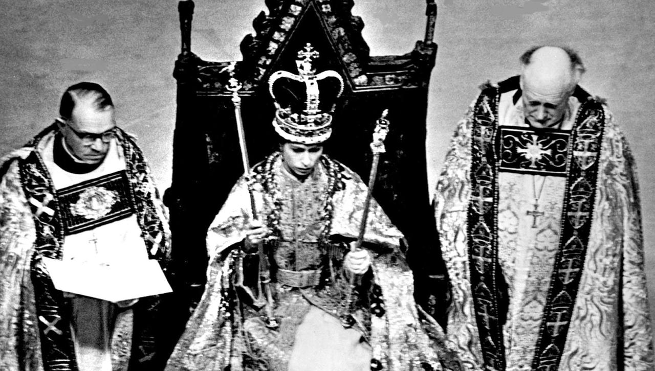 Aufnahme einer Szene aus der Krönungszeremonie von Königin Elisabeth II. am 02.06.1953 in der Westminster Abbey.