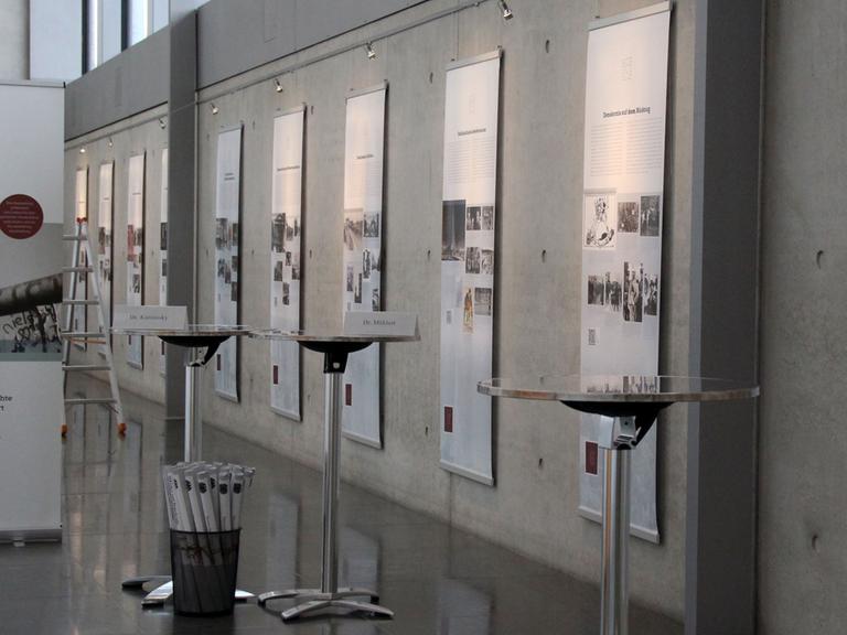 Blick in die Ausstellung "Diktatur und Demokratie im Zeitalter der Extreme - Streiflichter auf die Geschichte Europas im 20. Jahrhundert" im Paul-Löbe-Haus