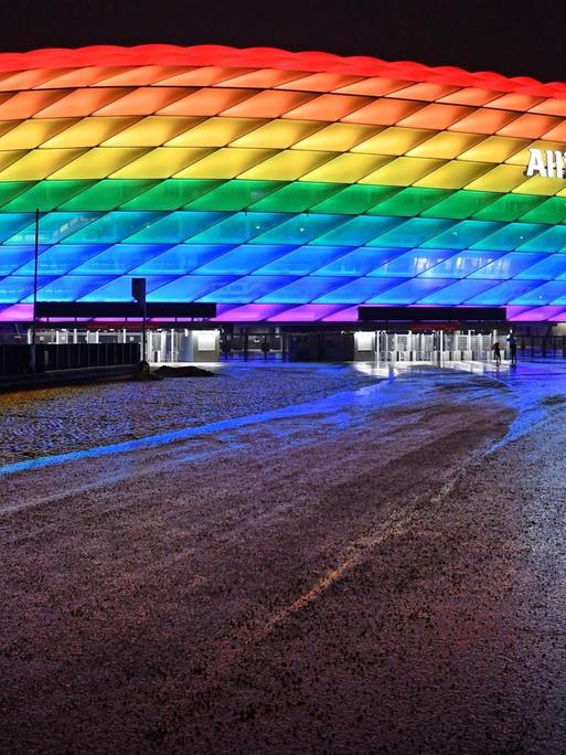 Die Allianz Arena München leuchtet in den Regenbogenfarben