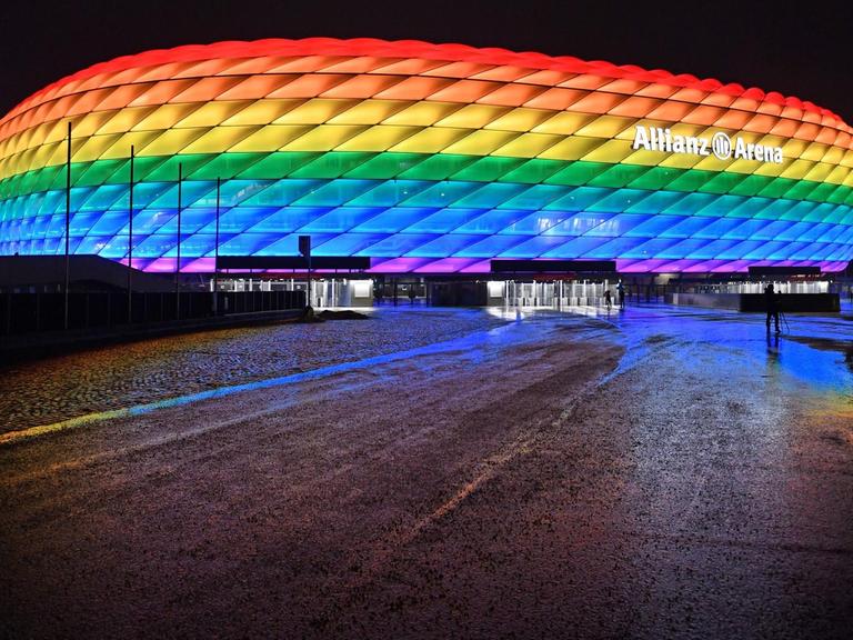 Die Allianz Arena München leuchtet in den Regenbogenfarben