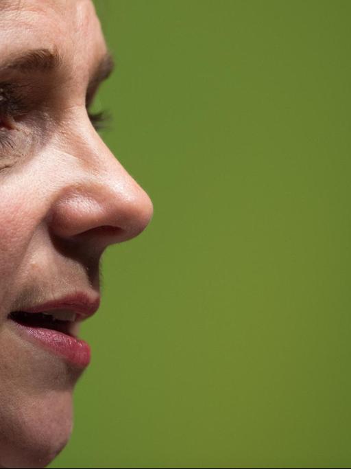 Die Fraktionsvorsitzende von Bündnis 90/Die Grünen, Katrin Göring-Eckardt, spricht am 03.03.2017 zu Beginn des Landesparteitags ihrer Partei in Dresden (Sachsen) zu den Delegierten.