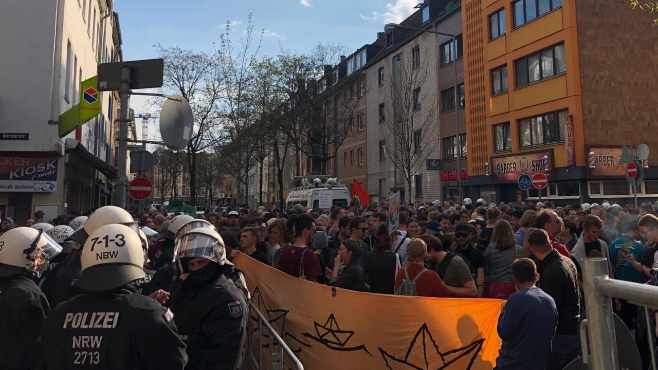 Demonstranten haben sich in Köln-Kalk, einem Stadtteil, in dem viele Migranten leben, zusammengefunden.