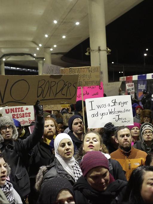 Am Flughafen von Chicago halten Demonstranten, unter ihnen viele Muslime, Plakate hoch, um gegen das von US-Präsident Trump erlassene Einreiseverbot zu demonstrieren.
