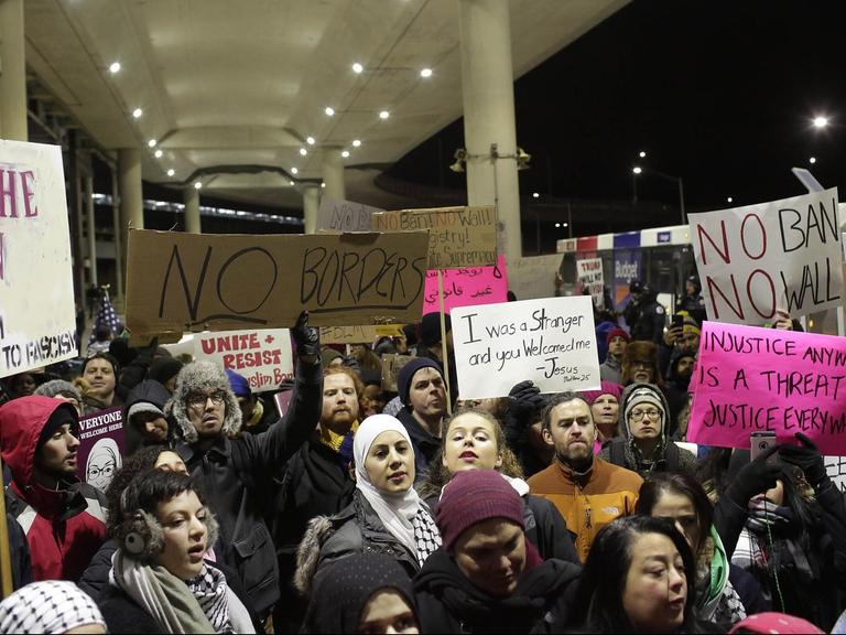 Am Flughafen von Chicago halten Demonstranten, unter ihnen viele Muslime, Plakate hoch, um gegen das von US-Präsident Trump erlassene Einreiseverbot zu demonstrieren.