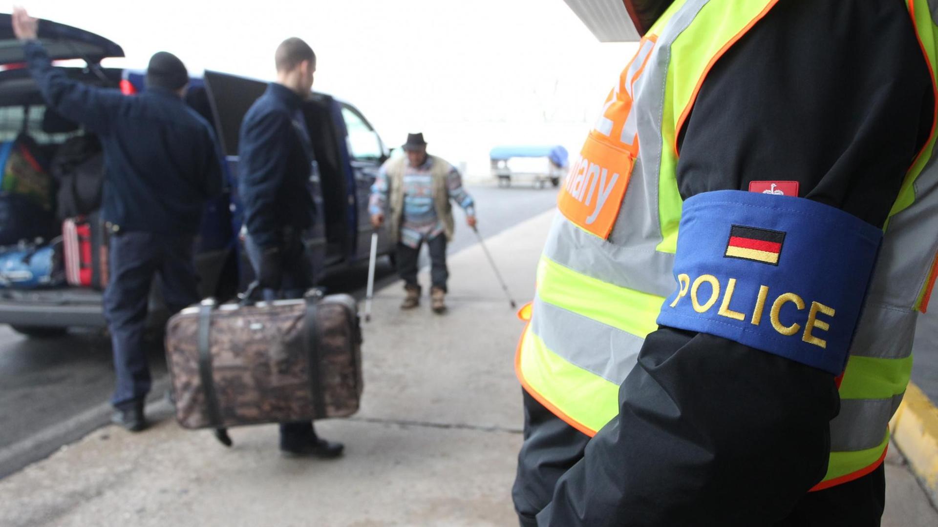 Polizisten begleiten abgelehnte Asylbewerber auf dem Flughafen Leipzig-Halle im sächsischen Schkeuditz.