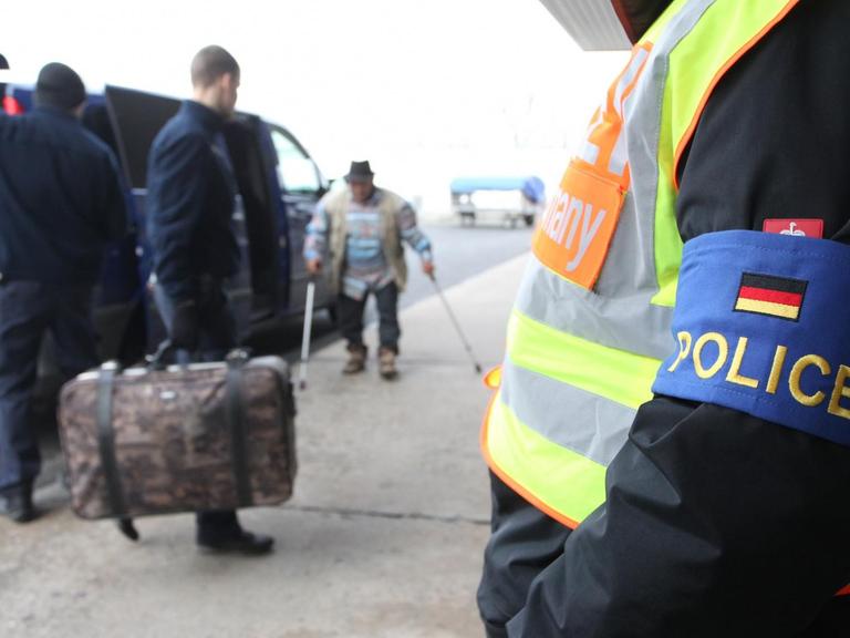 Polizisten begleiten abgelehnte Asylbewerber auf dem Flughafen Leipzig-Halle im sächsischen Schkeuditz.