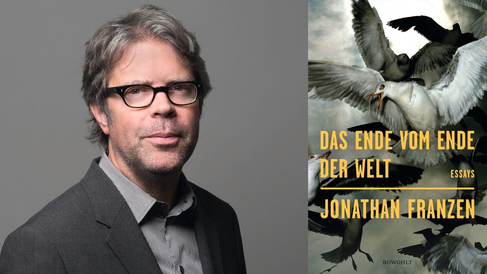 Zu sehen ist Jonathan Franzen und das Cover seines Romans "Das Ende vom Ende der Welt".