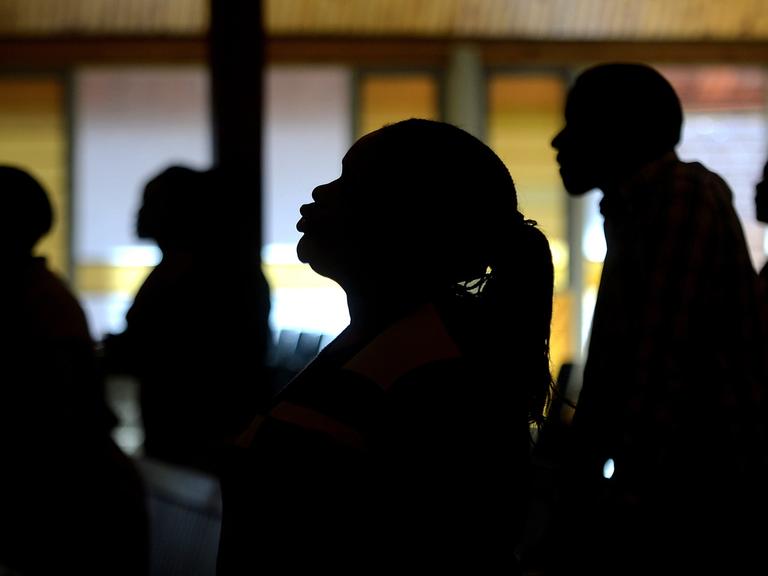 Der Schatten von Gospelsängerinnen und Sängern.