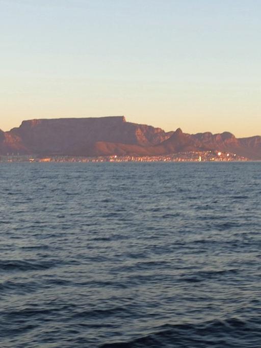 Die anglikanische Pfarrerin Rene August auf dem Schiff nach Robben Island, im Hintergrund Kapstadt mit dem Tafelberg.