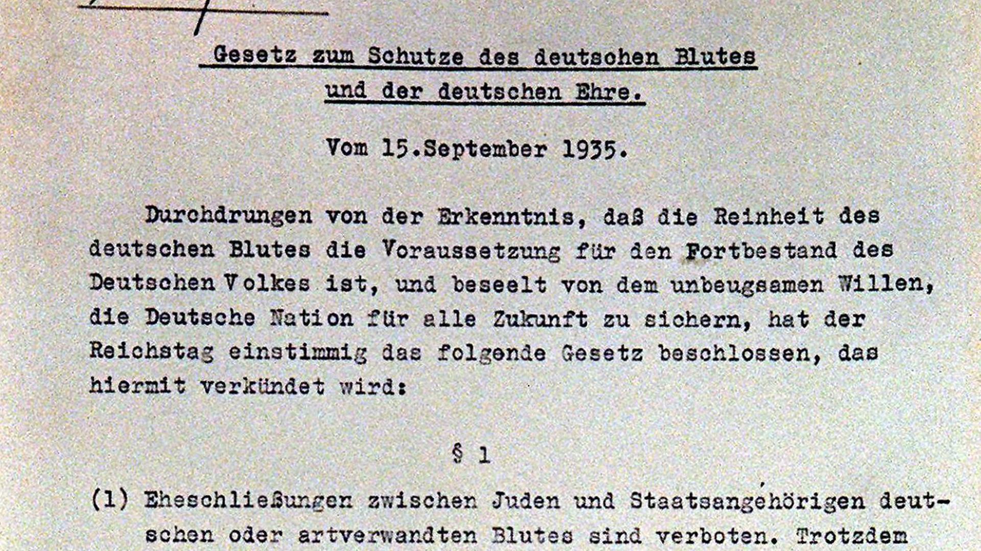 Auszug aus dem Original-Dokumente der Nürnberger Gesetze von 1935: Nahaufnahme der ersten Seite des "Gesetzes zum Schutze des deutschen Blutes und der deutsche Ehre", in dem unter anderem die Ehe zwischen Juden und Ariern verboten wird.